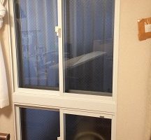 上下に分かれた窓に二重窓取付け（プラメイクＥ）