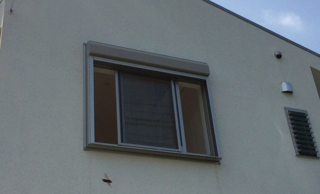 足場がなくても2階の窓にシャッターを取り付ける方法 ...