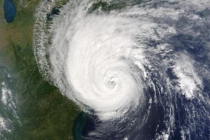 雨戸を後付けして防犯や天災に備える方法