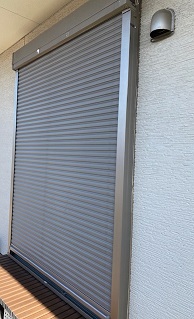 LIXILの手動シャッターを枠はそのままで電動の採風(通風)タイプに